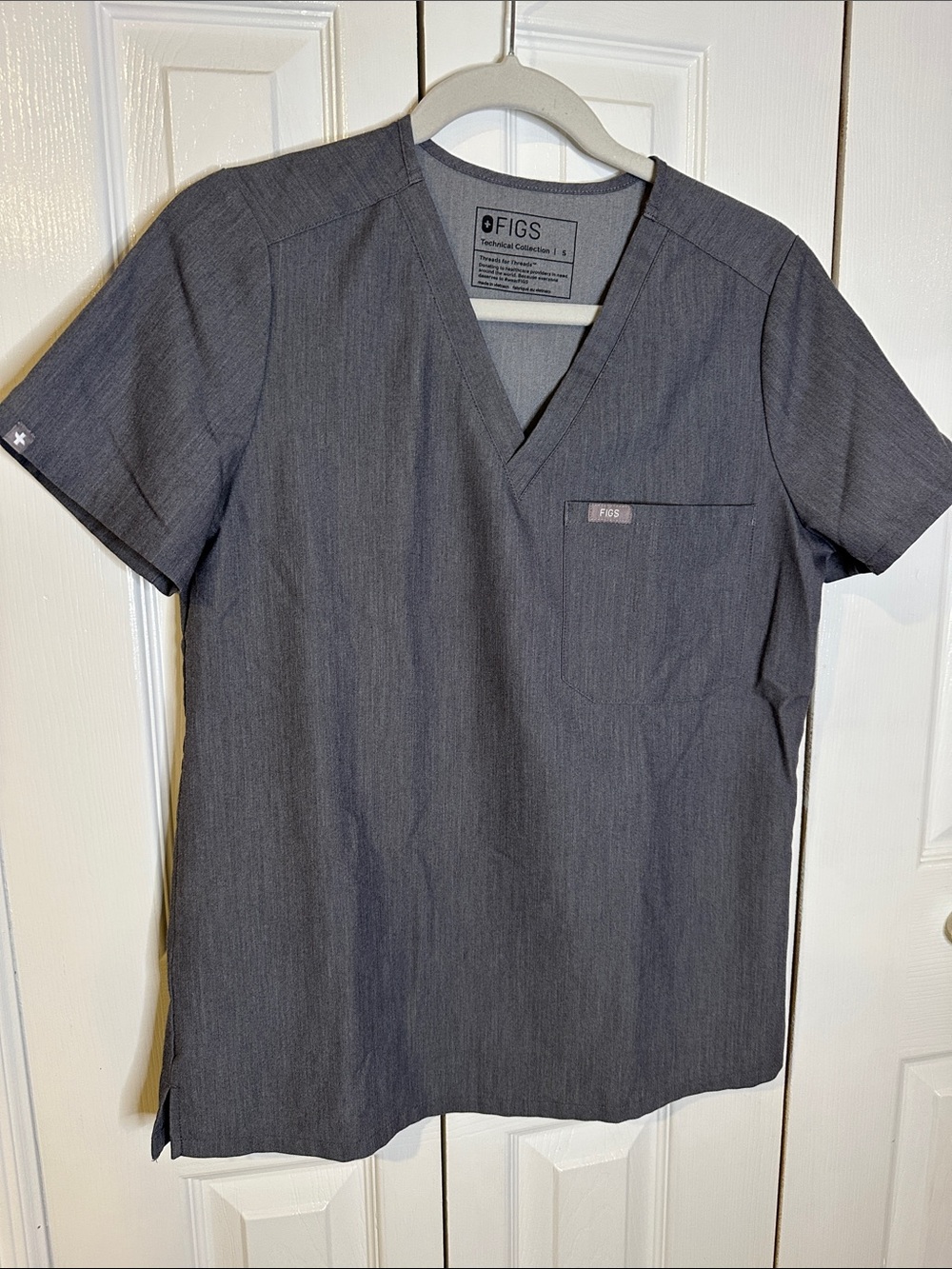 Figs Short Sleeve V-Neck Scrub Top in Charcoal Gray | S